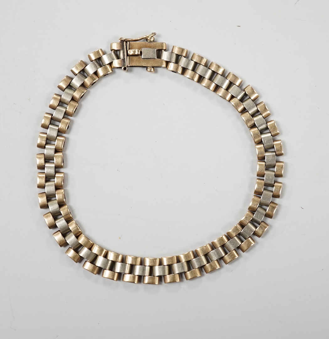 A two colour 9ct bracelet, 18cm, 14.5 grams.